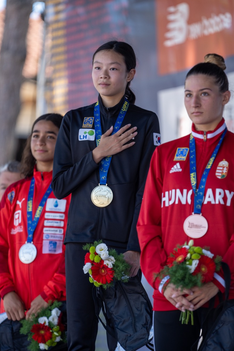 근대5종 세계유소년선수권대회에서 여자부 3관왕에 오른 신수민이 시상식을 갖고 있다.[대한근대5종연맹 제공]