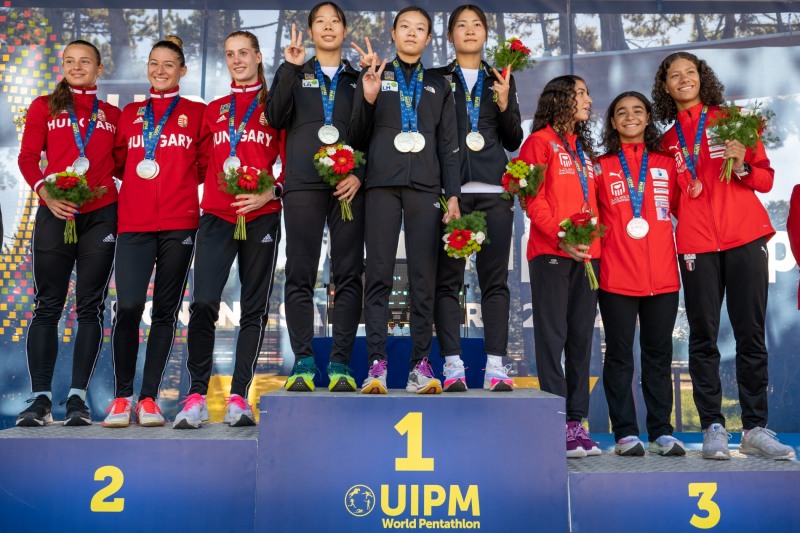 근대5종 U19 세계선수권대회 여자단체전에서 금메달을 획득한 한국선수단의 자랑스런 모습[대한근대5종연맹 제공]