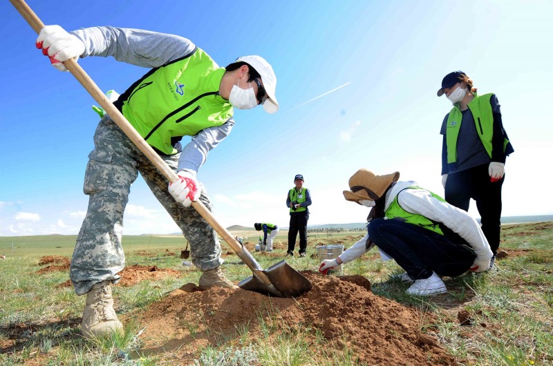 지난 2011년 5월 몽골 수원시민의 숲 조성을 위한 첫 식목행사가 진행돼 자원봉사자가 나무를 심기 위한 구덩이를 파고 있다.(사진=수원시)