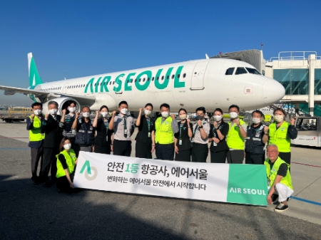 에어서울 조진만 대표(가운데)가 김포국제공항 현장 점검 후 임직원들과 안전 운항 결의를 다지며 기념 촬영을 하고 있다. /사진제공=에어서울