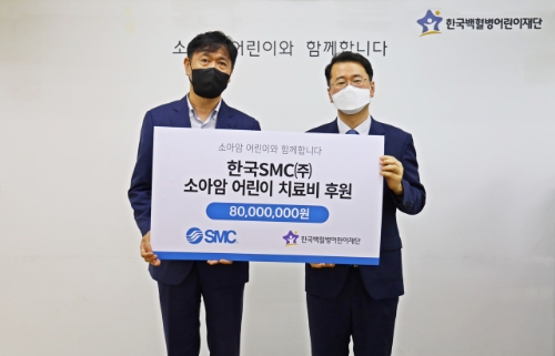 기부금 전달식에 참여한 (왼쪽부터) 한국SMC 관계자, 한국백혈병어린이재단 서선원 사무총장 /사진제공=한국백혈병어린이재단