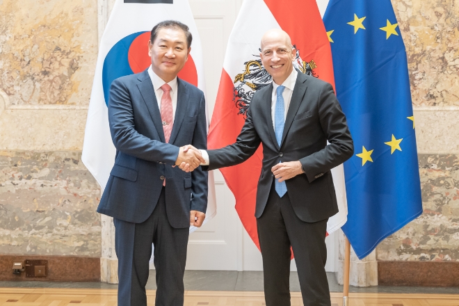 삼성전자 DX부문장 한종희 부회장(사진 왼쪽)이 8일(현지시간) 오스트리아 비엔나에서 마틴 코허 노동부 장관을 만나 경제협력과 지속가능한 미래에 대해 논의했다. (사진 = 오스트리아 정부 제공)