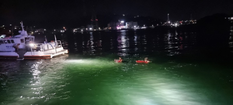 종화동 익수자 구조하는 여수해경 모습 (사진제공 = 여수해양경찰서)