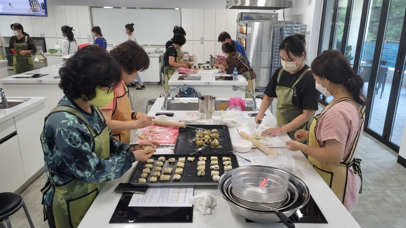 주민들이 농·특산물 활용 제과제빵 교육을 받는 모습 (사진제공 = 함평군)