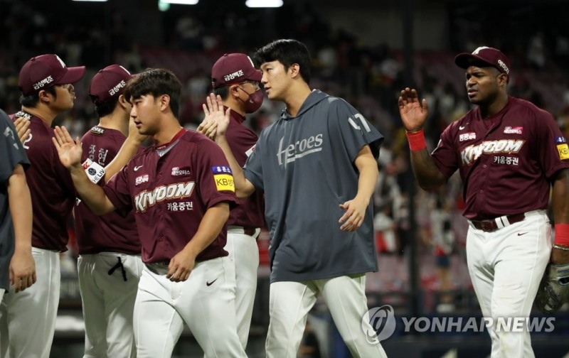 (광주=연합뉴스) 13일 광주기아챔피언스필드에서 열린 프로야구 2022 KBO리그 키움 히어로즈와 KIA 타이거즈의 경기에서 키움이 4-1로 승리한 뒤 안우진(가운데) 등 선수들이 홍원기 감독을 비롯한 코치진과 하이파이브하고 있다.