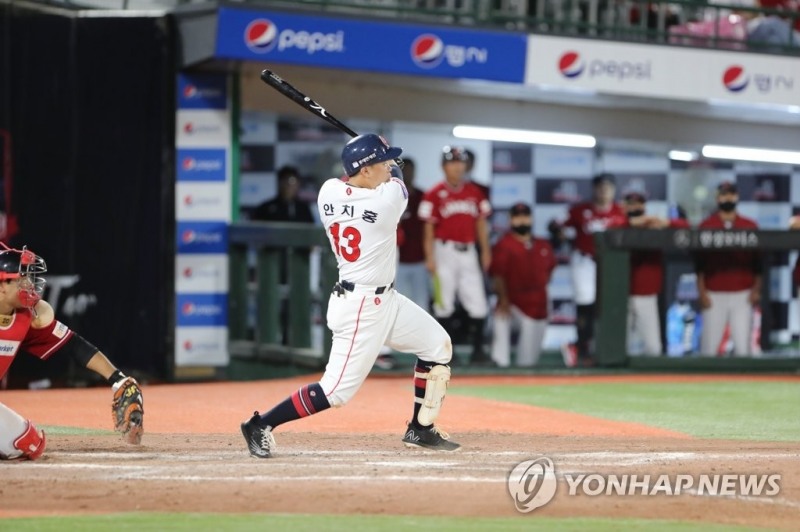 (부산=연합뉴스) 13일 부산 사직야구장에서 열린 프로야구 SSG 랜더스와 롯데 자이언츠의 경기. 9회말 1사 만루 롯데 안치홍이 끝내기 안타를 치고 있다.