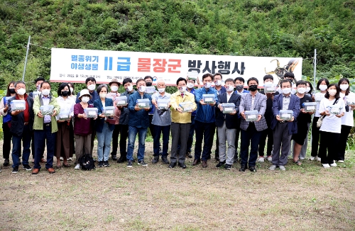 삼성디스플레이가 13일 아산시 동화리 반딧불이 서식지에서 금강유역환경청, 아산시청, 홀로세생태보존연구소와 협력해 물장군 방사 행사를 진행했다