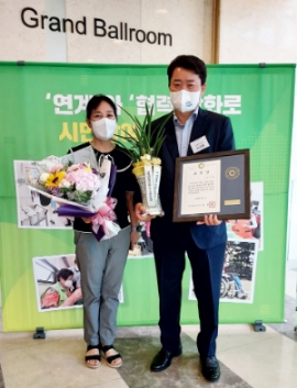 지난 7일 인천하버파크호텔에서 열린 ‘2022 인천사회복지대회’ 시상식 후 김광덕 DL건설 상무(오른쪽) 및 관계자가 기념 촬영하고 있다. /사진제공=DL건설