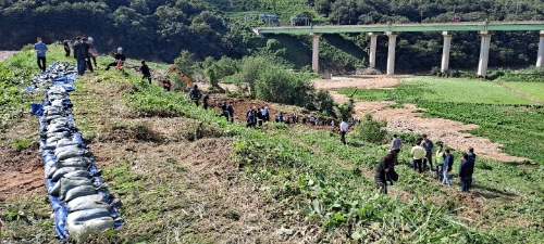 농어촌공사는 경주 왕신저수지에 긴급 인력과 장비를 투입해 응급복구에 총력을 기울이고 있다