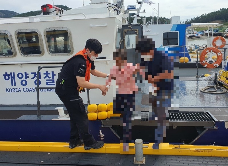 목포해경이 14일 오전 진도군 조도에서 발생한 응급환자를 육지로 이송하고 있다 (사진제공 = 목포해양경찰서)