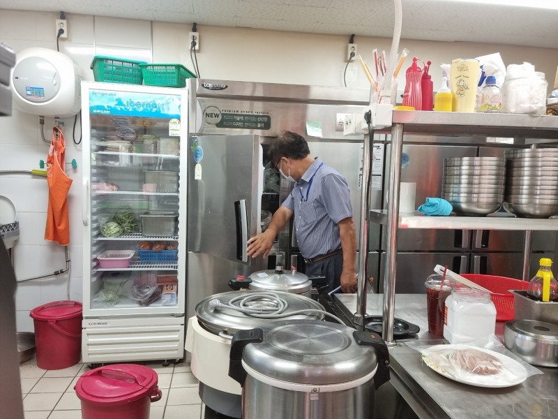 어린이 기호식품 조리‧판매업소 점검 모습 (사진제공 = 무안군)