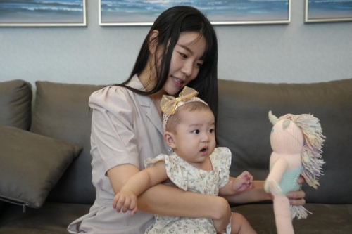 김지연씨가 자신의 딸과 함께 놀아주고 있는 모습. /사진=신화통신