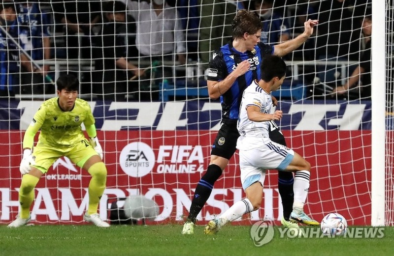 (인천=연합뉴스) 14일 인천 축구전용경기장에서 열린 프로축구 인천 유나이티드와 울산 현대축구단의 경기 전반전. 울산 황재환이 돌파를 시도하고 있다.