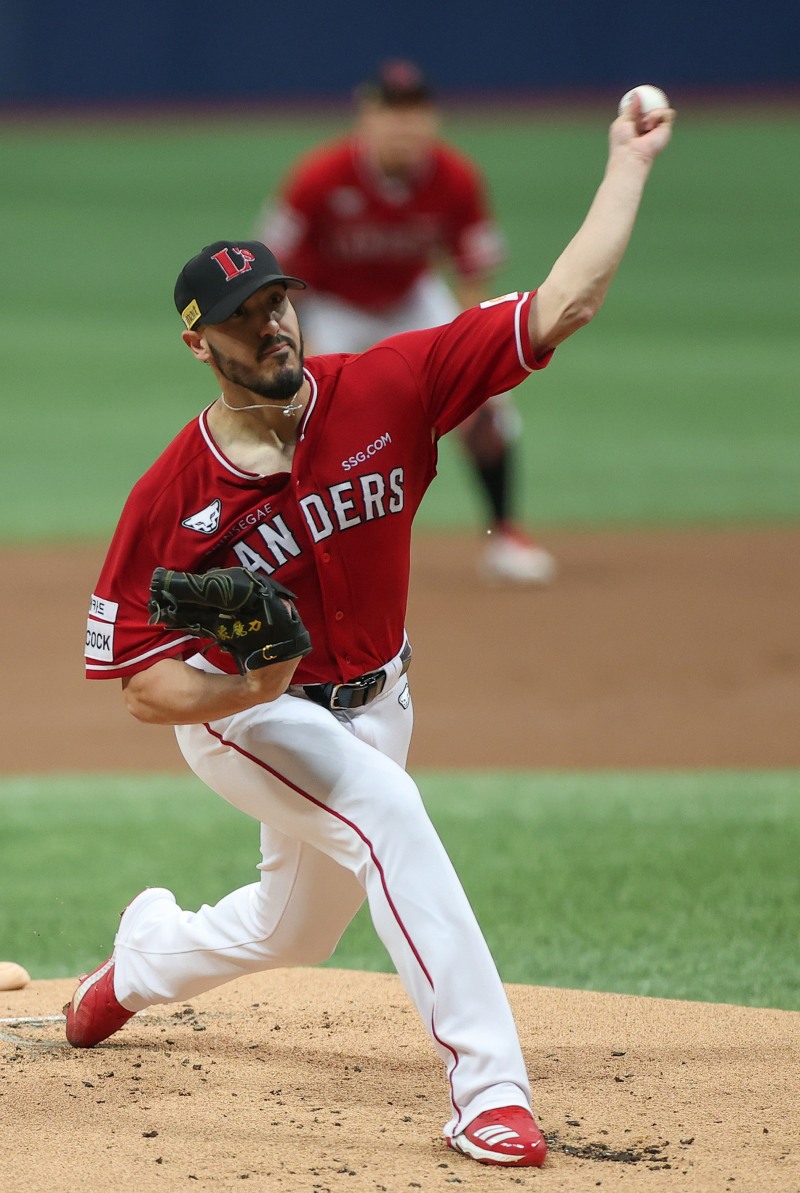 SSG의 모리만도가 KBO 입성 최다이닝인 7.2이닝을 던지며 무자책으로 역투, 승리의 요전답게 시즌 6승째를 챙기며 팀을 80승 선착으로 이끌었다.