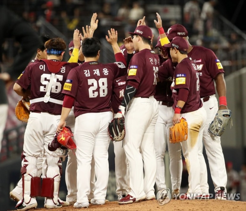 (광주=연합뉴스) 14일 광주기아챔피언스필드에서 열린 프로야구 2022 KBO리그 키움 히어로즈와 KIA 타이거즈의 경기에서 키움 선수들이 KIA를 2-0으로 꺾고 세리머니하고 있다.