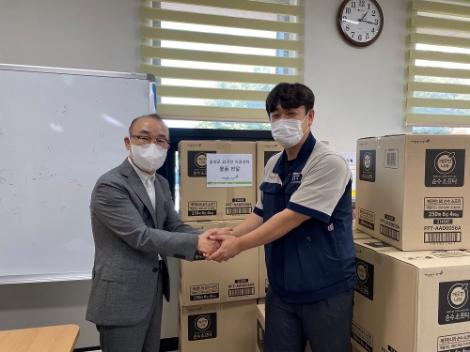 깨끗한나라가 음성군외국인지원센터를 통해 외국인 근로자를 위한 생활용품을 기부했다. (좌) 음성군외국인지원센터 박한교 센터장 (우) 깨끗한나라 음성공장 지원팀 정승우 선임