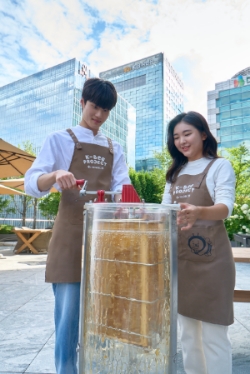 KB금융 황선우 선수와 이예원 선수가 KB국민은행 본점 옥상에 조성된 ‘K-Bee 도시양봉장’에서 올해 첫번째 꿀 수확 행사를 가졌다. /사진제공=KB금융