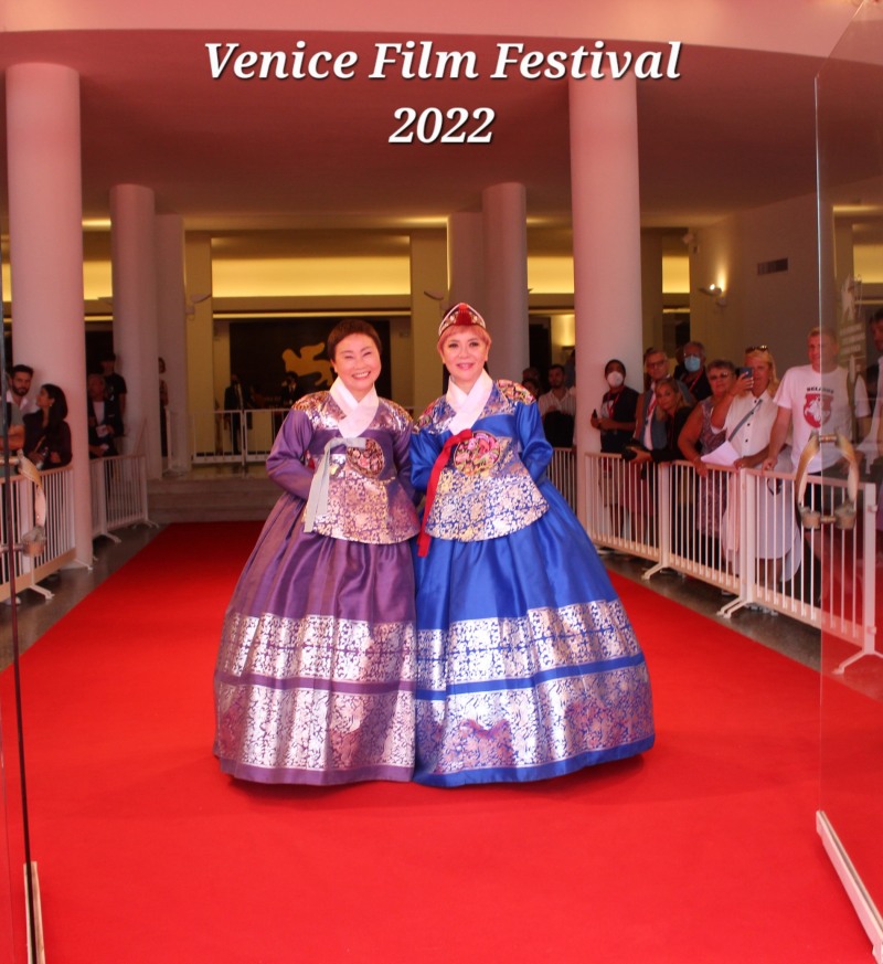 79회 베니스 영화제 레드카펫에 오른 디자이너 그레이스문(오른쪽)과 엄경옥대표( 사진제공: 영화제 패션 어월즈 주최측)