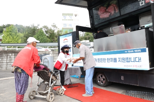 태풍 피해를 입은 포항 남구의 한 마을에서 희망브리지 직원이 주민들에게 스테이크 덮밥 등 식사를 전달하고 있다. /제공=희망브리지
