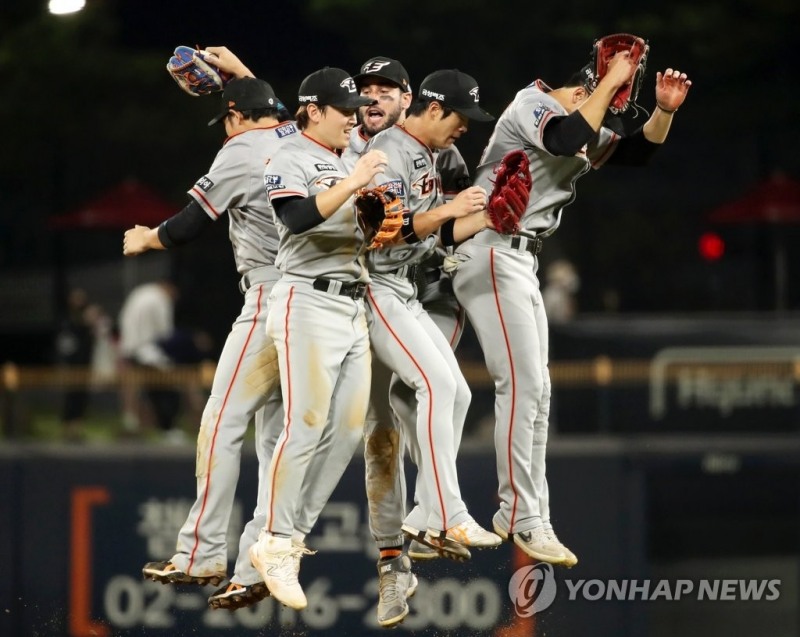 (광주=연합뉴스) 15일 광주기아챔피언스필드에서 열린 프로야구 2022 KBO리그 한화 이글스와 KIA 타이거즈의 경기에서 연장 10회 2-1로 승리한 한화 선수들이 세리머니하고 있다.