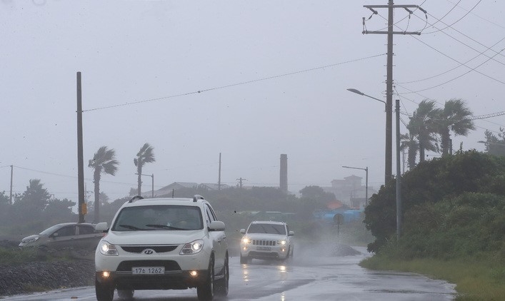 제주 서귀포시 남원읍 해안도로에 비가 내리고 있다.