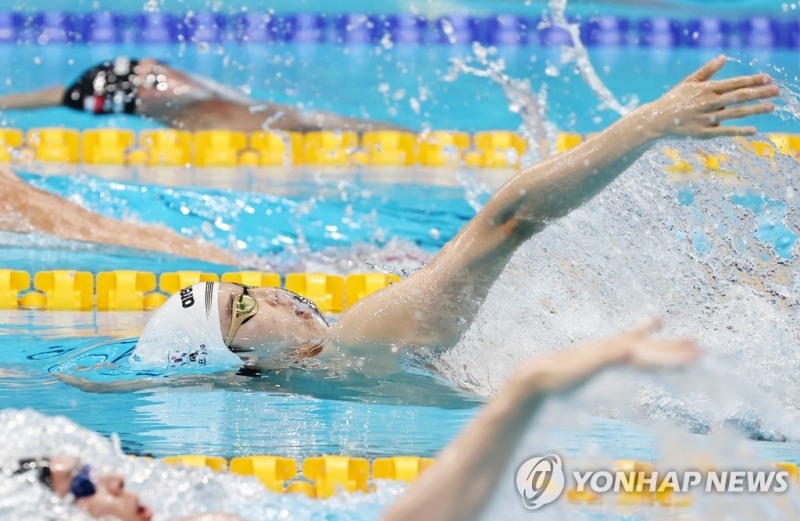 2020도쿄올림픽 수영 남자 배영 200m 준결승전서 이주호가 역영하는 모습. [연합뉴스 자료사진]
