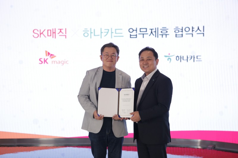 이보형 SK매직 마케팅본부장(좌)와 장순곤 하나카드 마케팅본부장