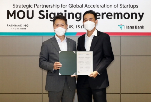 하나은행은 15일 오후 RAINMAKING과 글로벌 스타트업 육성을 위한 전략적 업무협약(MOU)을 체결했다. 이날 협약식에 참석한 임영호 하나은행 리테일지원그룹 부행장(사진 왼쪽)과 Brian Lim Rainmaking APAC Head of Startup Programs(사진 오른쪽)가 기념촬영을 하고 있다.