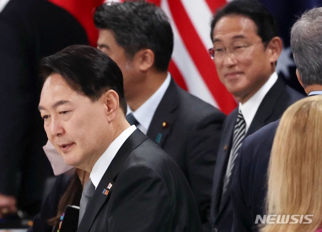 윤석열 대통령이 다음주 미국 뉴욕에서 열리는 유엔총회 참석을 계기로 기시다 후미오 일본 총리와 정상회담을 한다. 사진은 지난 6월 29일(현지시간) 윤석열 대통령이 스페인 마드리드 이페마(IFEMA)에서 열린 나토 동맹국-파트너국 정상회의에 참석하고 있는 모습. 오른쪽은 기시다 후미오 일본 총리. (뉴시스)