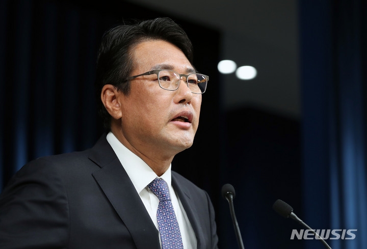 김태효 국가안보실 제1차장이 15일 오후 서울 용산 대통령실 브리핑룸에서 윤석열 대통령의 영국·미국·캐나다 순방 관련 브리핑을 하고 있다. (뉴시스)