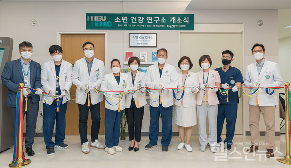 14일,이대서울병원비뇨의학과외래앞에서'소변건강연구소'개소식에참석한임직원들이기념사진을촬영하고있다.