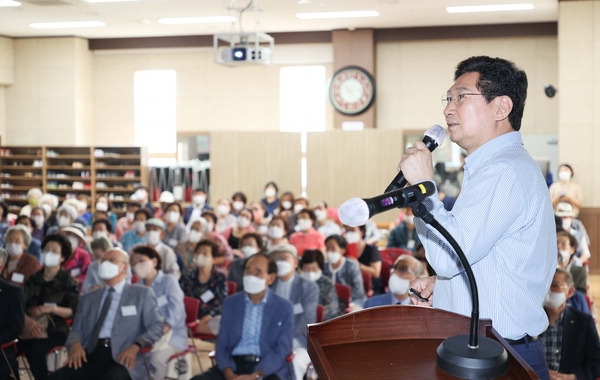 이상일 용인시장이 지난 7월 기흥노인대학에서 미술특강을 했다. 〈사진=용인시〉