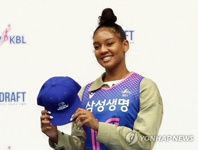 (인천=연합뉴스)16일 오후 인천 도원체육관에서 열린 2022∼2023 WKBL(한국여자농구연맹) 신입선수 선발회에서 전체 1순위로 삼성생명에 지명된 키아나 스미스가 유니폼을 입은 뒤 활짝 웃고 있다.