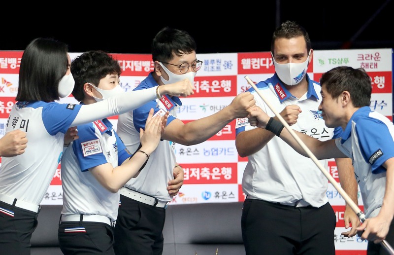 대역전극을 연출한 휴온스. 5,6,7세트를 이긴 김세연(왼쪽 두번째,오성욱(세번째),김봉철(오른쪽 끝. 사진=PBA)