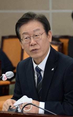 이재명 더불어민주당 당대표가 16일 전북 전주시 전북도청 종합상황실에서 열린 '더불어민주당·전라북도 예산정책협의회'에 참석해 인사말을 하고 있다.(뉴시스)