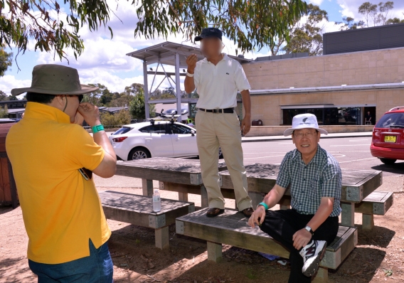 이재명 더불어민주당 대선 후보와 고(故) 김문기 성남도시개발공사 개발1처장이 지난 2015년 1월 15일 호주 시드니 카툼바 블루마운틴에서 함께 한 모습. (뉴시스,김문기 유족제공)