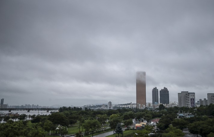 전 날 내린 많은 비로 서울 도로 곳곳이 침수된 9일 오전 서울 여의도 하늘에 먹구름이 몰려오고 있다.