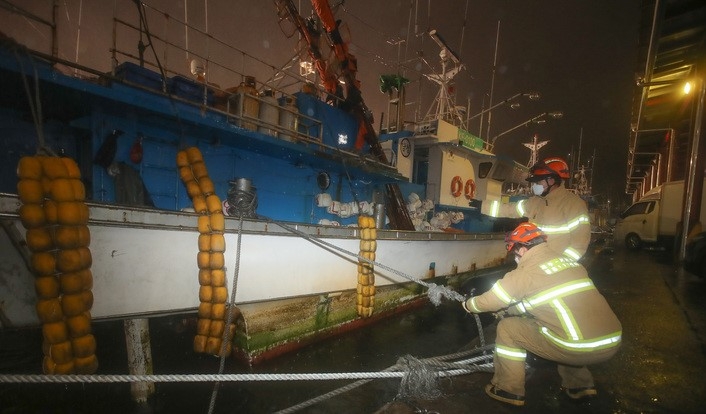 제주 서귀포항에서 서귀포소방서 동홍 119센터 대원들이 안전 점검을 하고 있다.