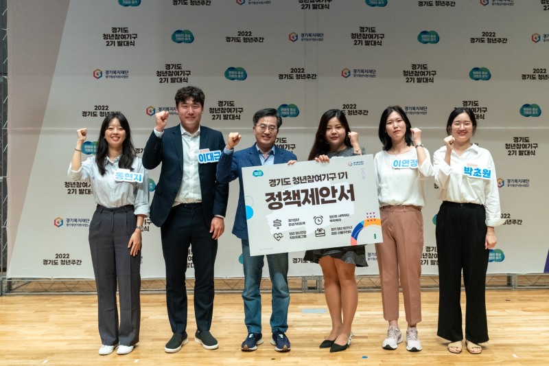 김동연 경기도지사(왼쪽 세번째)가 17일 제2기 경기도 청년참여기구 발대식’ 에서 파이팅을 외치고 있다(사진=경기도)