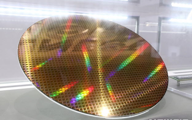 서울 서초구 삼성 딜라이트샵에 전시되어 있는 반도체 패브리케이티드 웨이퍼.(뉴시스)