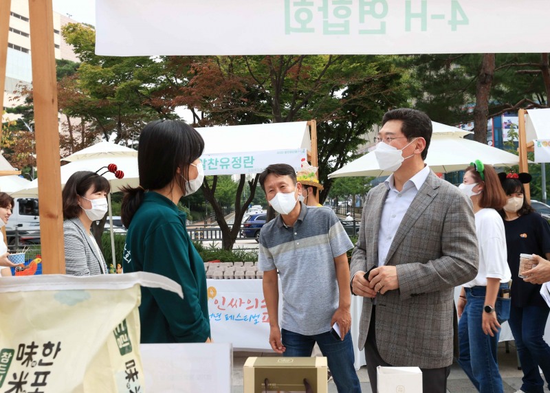 이상일 경기 용인특례시장이 17일 청년의날 축제에서 청년들과 담소하고 있다.(사진=용인시)