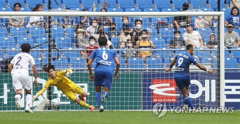 (울산=연합뉴스) 18일 울산 문수축구경기장에서 열린 프로축구 하나원큐 K리그1 울산 현대와 수원FC의 경기에서 울산 레오나르도가 페널티킥으로 골을 넣고 있다.