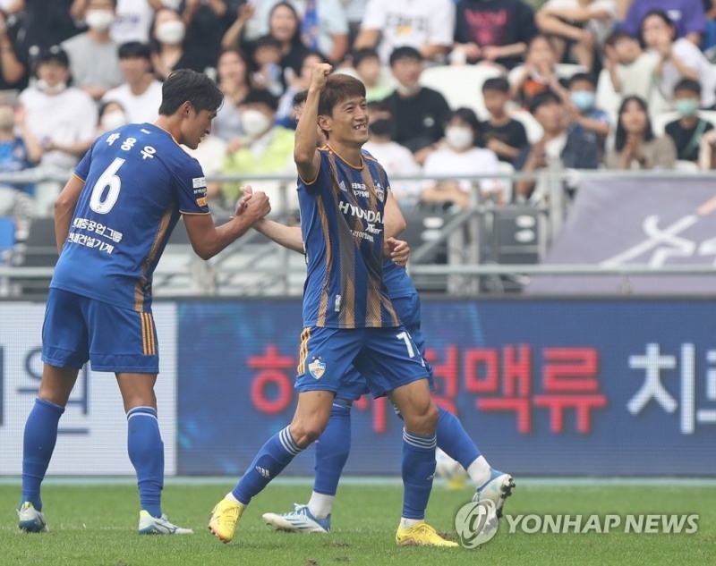(울산=연합뉴스) 18일 울산 문수축구경기장에서 열린 프로축구 하나원큐 K리그1 울산 현대와 수원FC의 경기에서 울산 이청용이 팀의 두 번째 골을 넣고 세리머니를 하고 있다.
