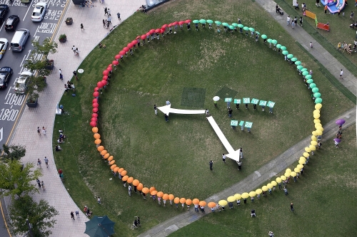 환경재단 유스환경포럼에 참여한 어린이·청소년들이 우리나라 기후위기를 알리는 '환경위기시계' 퍼포먼스를 진행하고 있다.