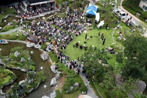 대우건설이 시공한 ‘철산 센트럴 푸르지오’ 발코니 음악회 현장