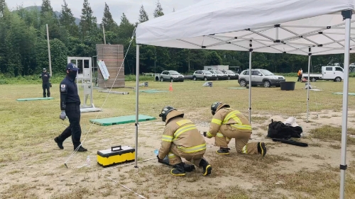 경연이 시작되어 출전 선수들이 장비를 다루고 있다.