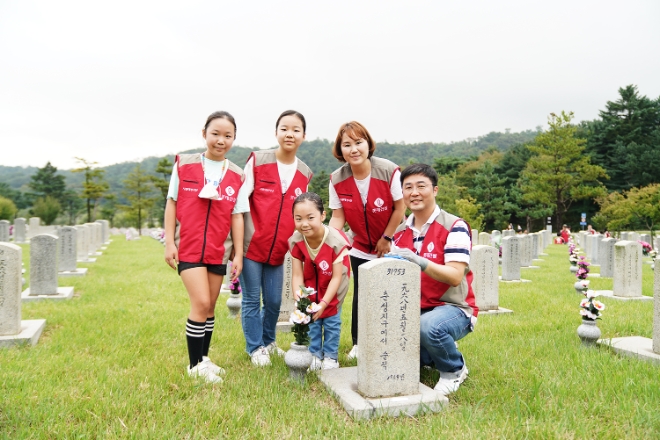 롯데건설은 지난 17일 서울 동작구에 위치한 국립서울현충원을 방문해 묘역 단장 봉사활동을 했다고 19일 밝혔다. 사진은 ‘샤롯데 봉사단’인 롯데건설 임직원과 가족들이 자매결연 묘역에서 봉사활동 후 기념 촬영을 하고 있는 모습. (사진 = 롯데건설 제공)