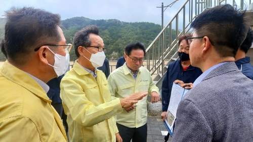 이병호 농어촌공사 사장(사진 좌측 두번째)이 포항 오어저수지에서 태풍피해 복구 현황을 점검하고 있다.