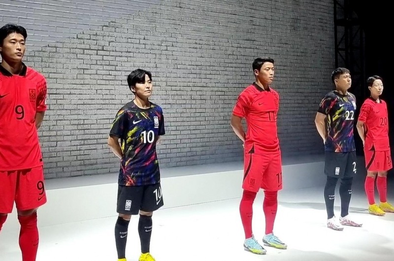 새 유니폼을 입은 남녀 축구대표팀 선수들[촬영 이의진]