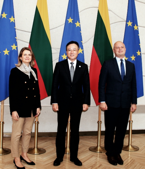 장동현 SK수펙스추구협의회 커뮤니케이션위원장 겸 SK㈜ 부회장(사진 가운데)이 지난 15일 리투아니아 수도 빌뉴스에서 기에드레 발시티테(Giedre Balcytyte) 국무실장(사진 왼쪽)과 시모나스 겐트빌라스(Simonas Gentvilas) 환경부 장관을 만나 2030 부산 엑스포 유치를 당부하고 양국 협력방안을 논의한 뒤 기념 사진을 촬영하고 있다. (사진 = SK 제공)